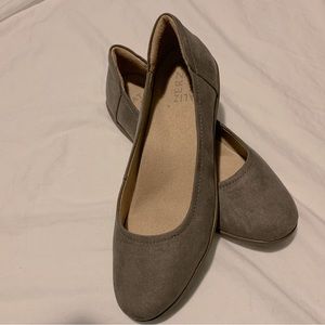 Naturalizer Flexy Flat in Grey Suede